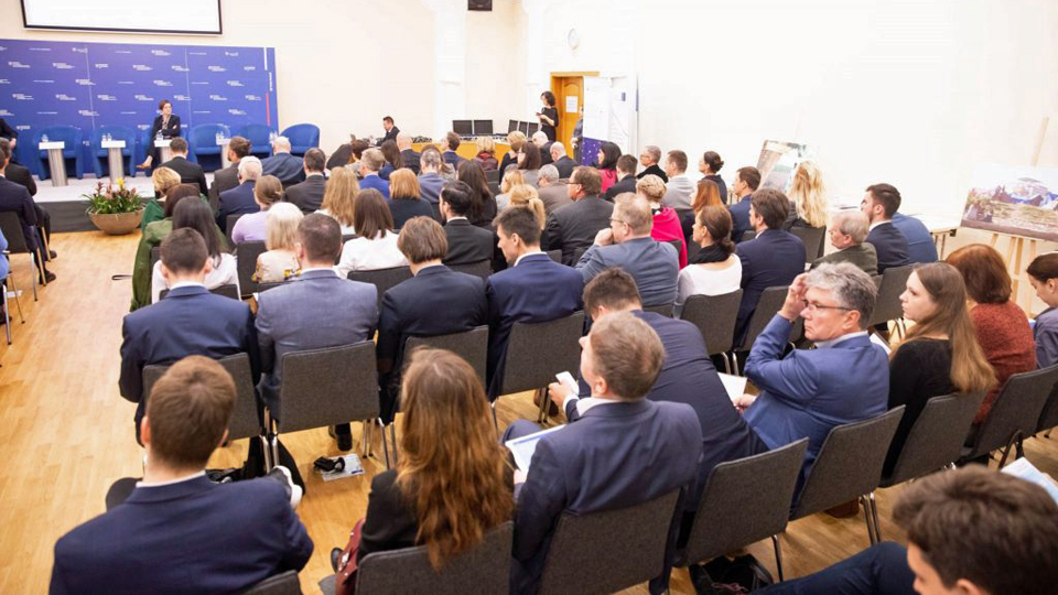 Požičaná planéta na konferencii V4.